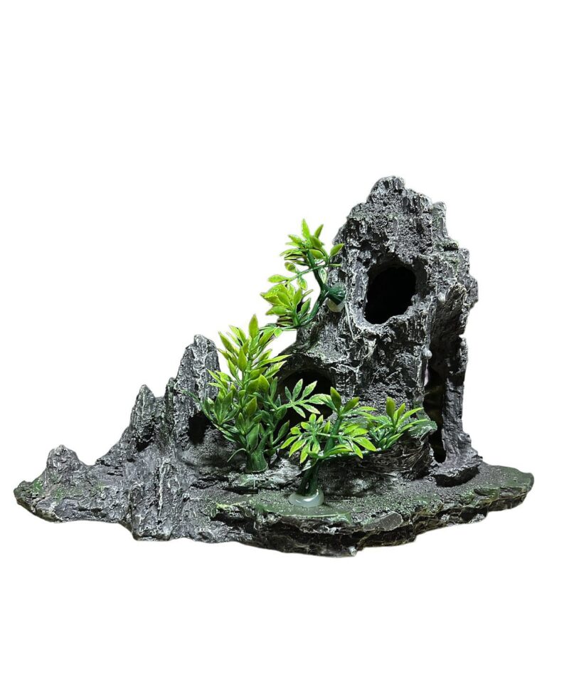 Montaña grande con plantas verdes artificales